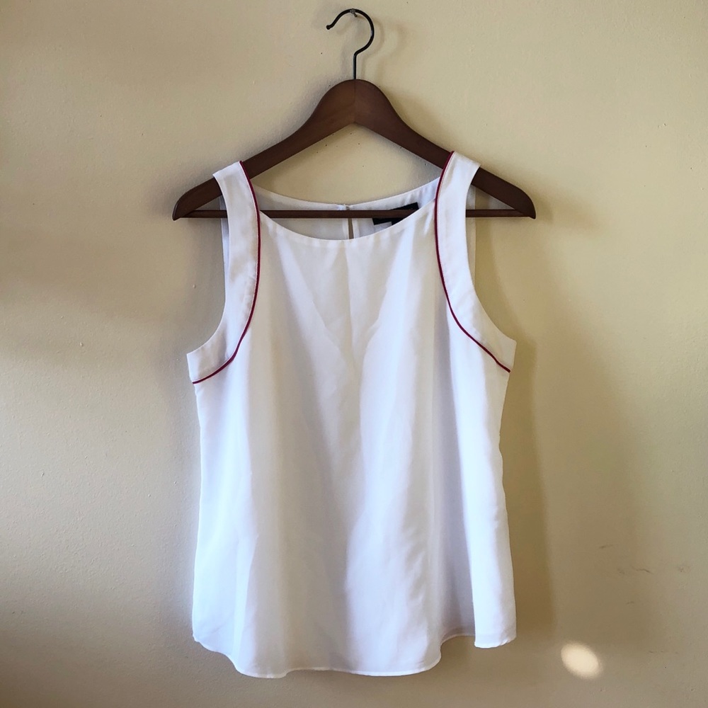 Like new! 💕 Banana Republic red trimmed tank